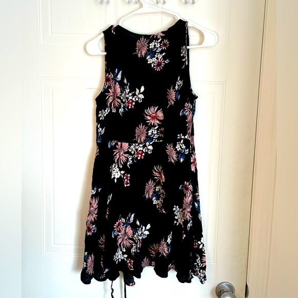 Black floral lulus wrap dress - Picture 3 of 4